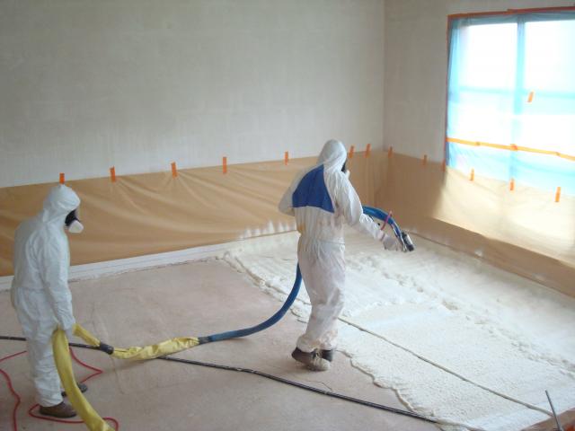 Projection de mousse polyuréthane sur un chantier LRP Iso